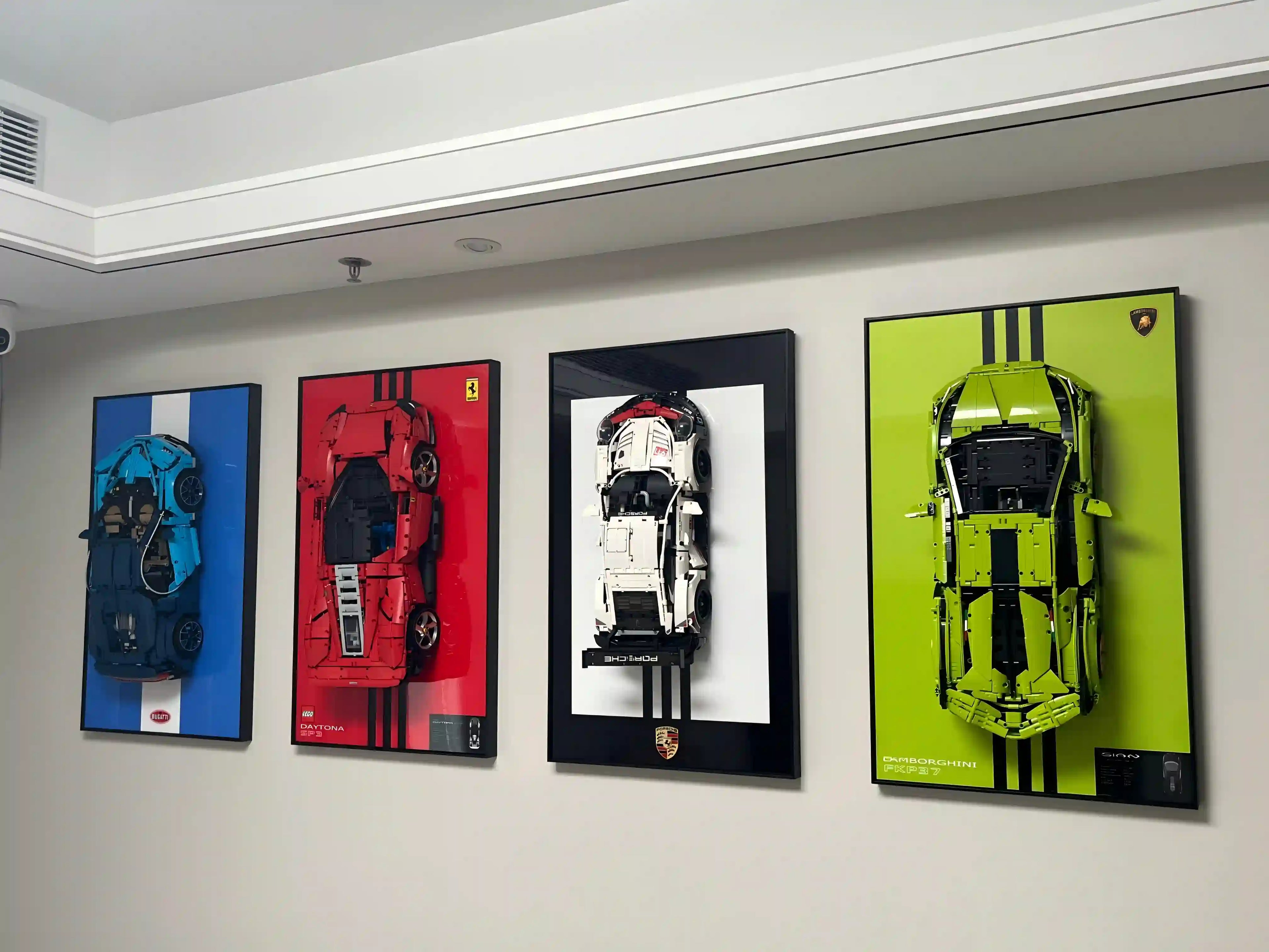 How to easily display the LEGO Bugatti Chiron on a wall?