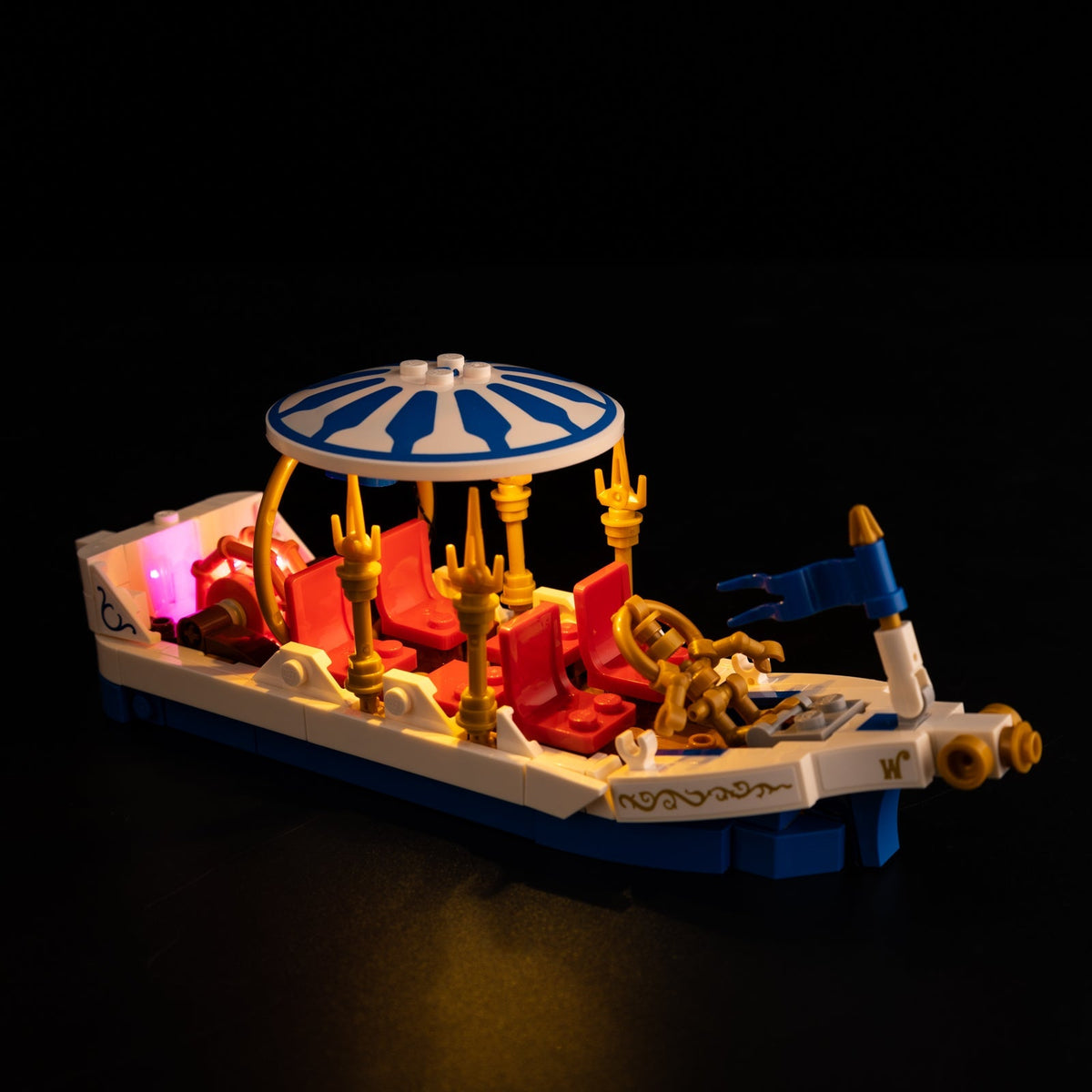 LEGO 21360 detail light 10