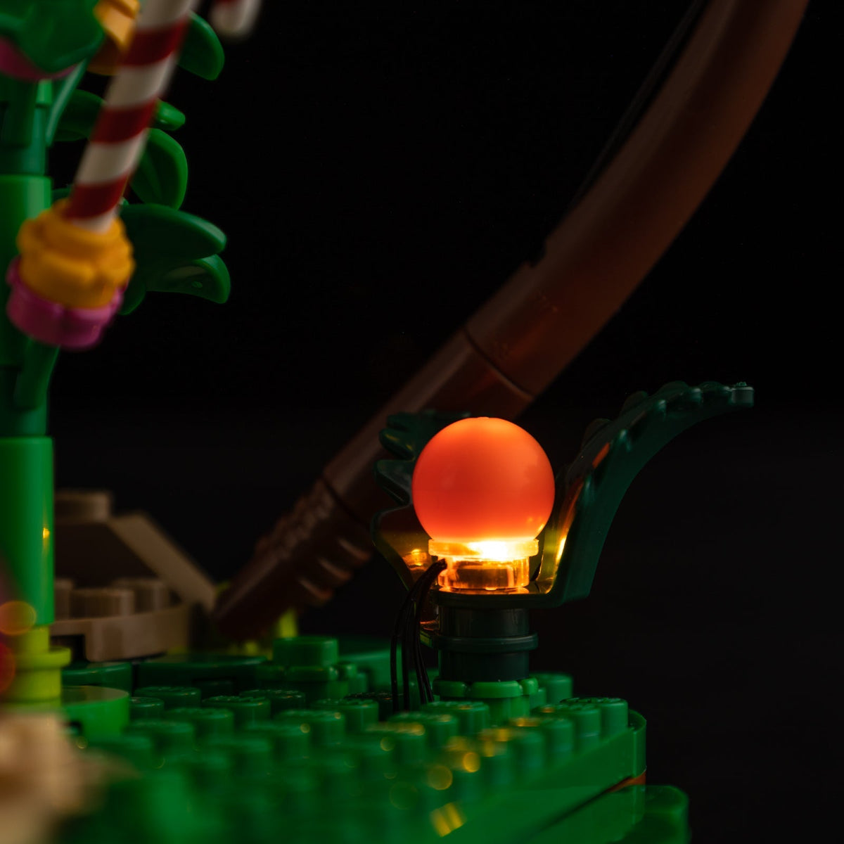 LEGO 21360 detail light 5